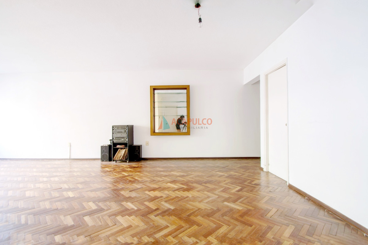 Apartamento Ref.1057 - Venta apartamento en Pocitos 4 dormitorios, 2 baños y garaje