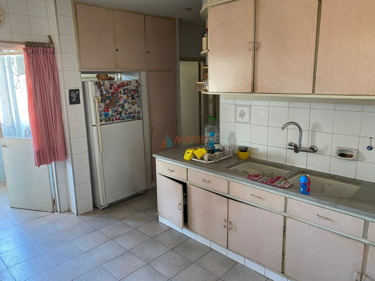 Apartamento Ref.711 - Venta apartamento 3 dormitorios en suites en el Centro, 200 mtrs con 2 garages
