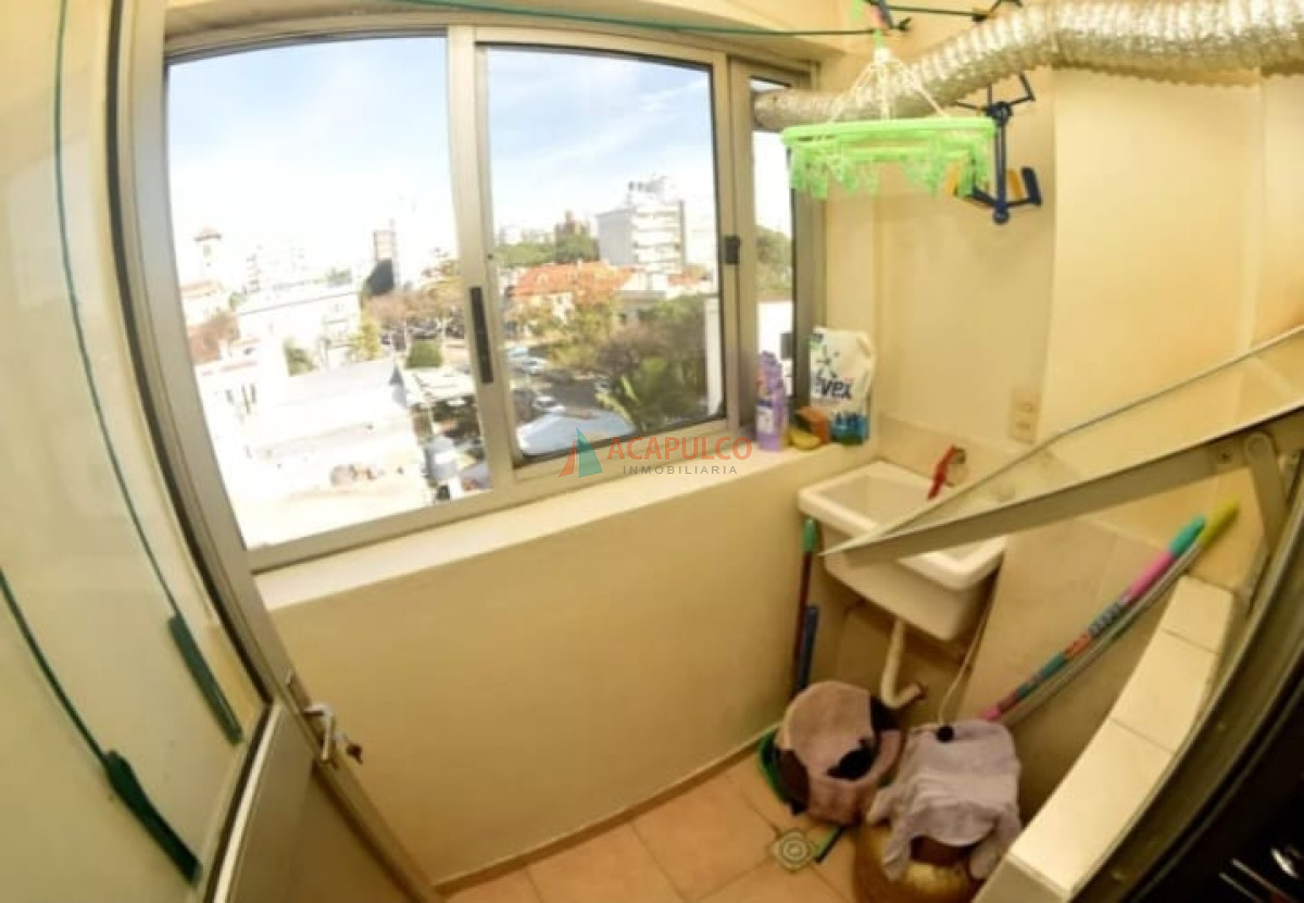 Apartamento Ref.1024 - Venta apartamento de 2 dormitorios y garage en Pocitos 