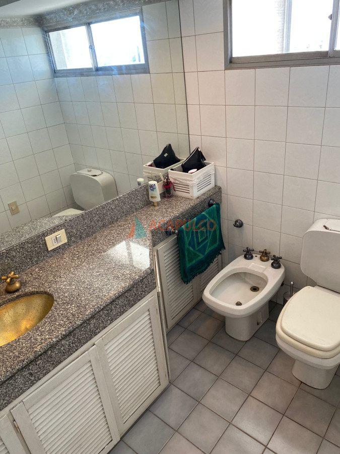 Apartamento Ref.711 - Venta apartamento 3 dormitorios en suites en el Centro, 200 mtrs con 2 garages