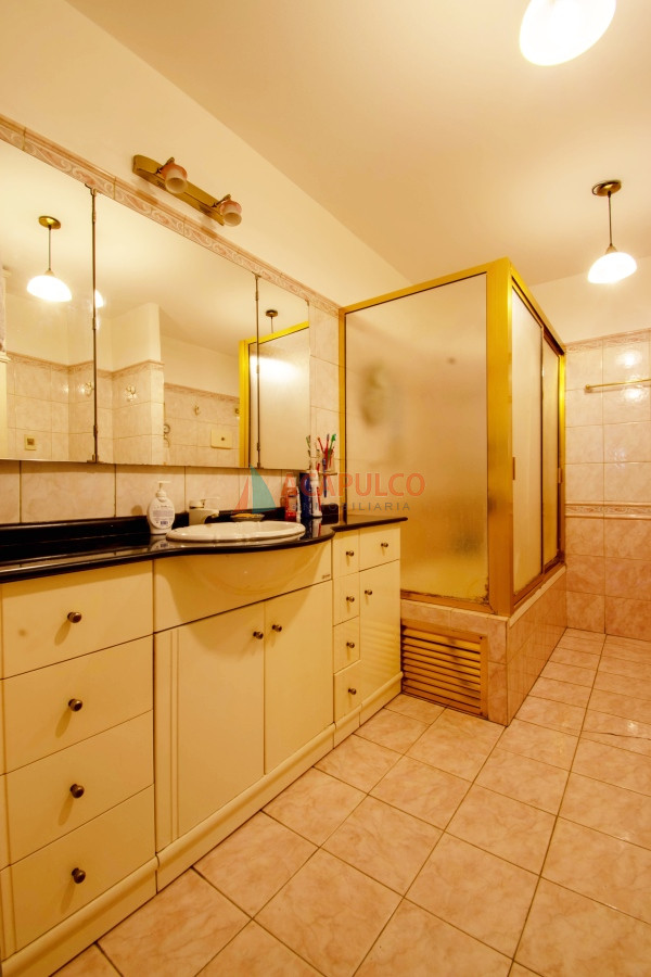 Apartamento Ref.1008 - Venta de apartamento 4 dormitorio 3 baños y garage en Pocitos