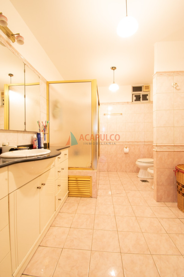 Apartamento Ref.1008 - Venta de apartamento 4 dormitorio 3 baños y garage en Pocitos