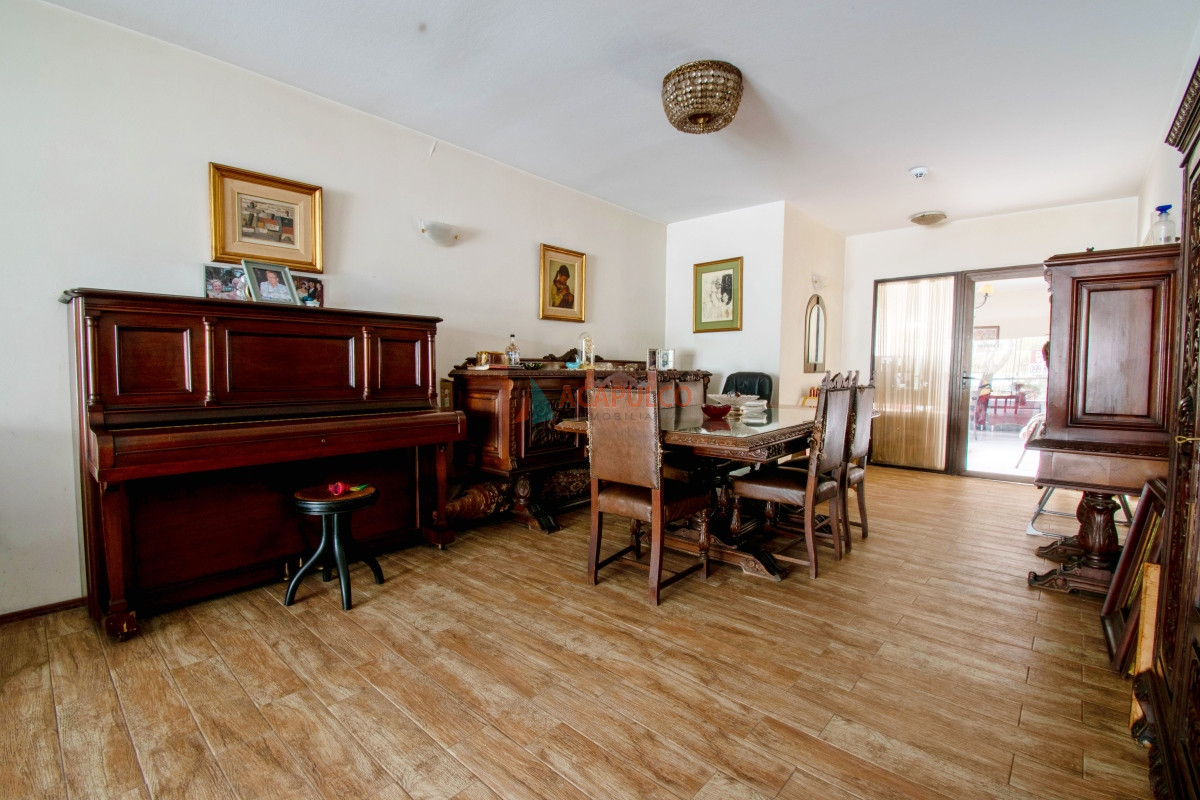 Apartamento Ref.1008 - Venta de apartamento 4 dormitorio 3 baños y garage en Pocitos