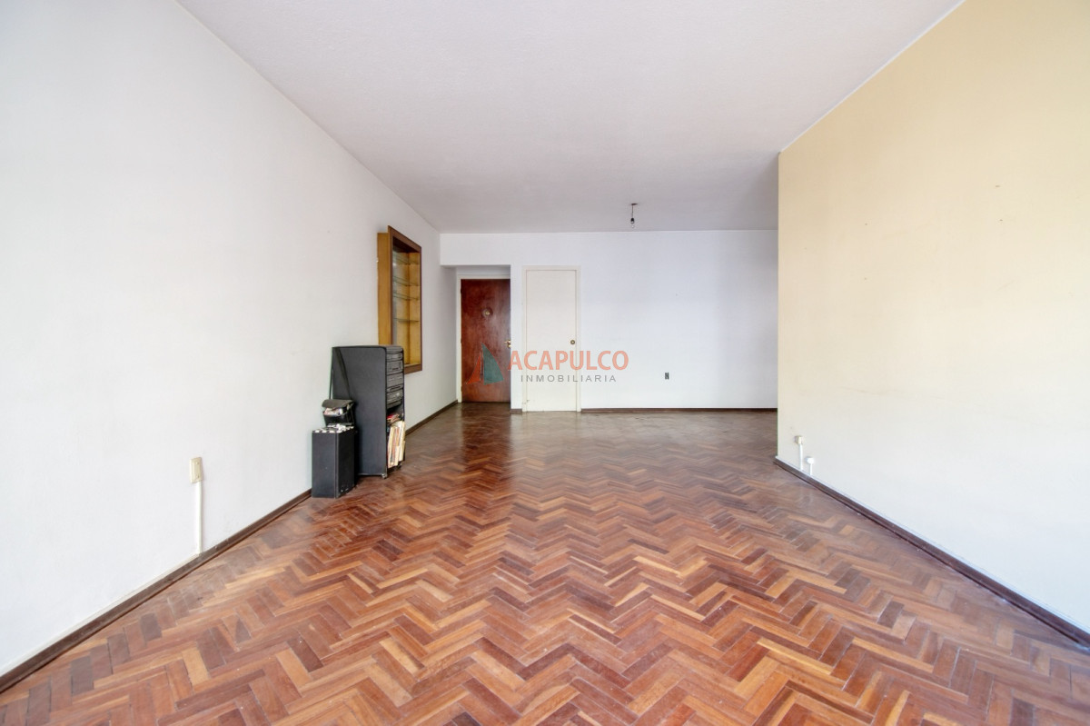 Apartamento Ref.1057 - Venta apartamento en Pocitos 4 dormitorios, 2 baños y garaje