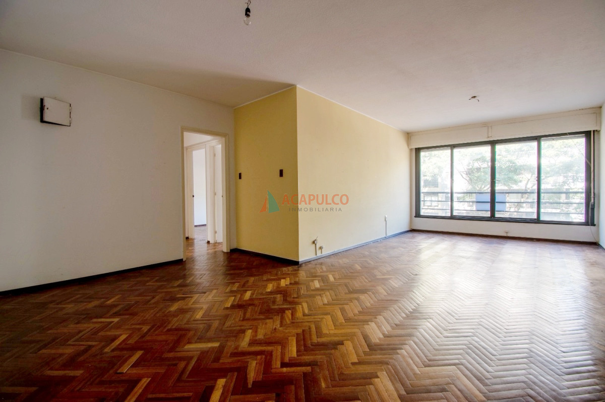 Apartamento Ref.1057 - Venta apartamento en Pocitos 4 dormitorios, 2 baños y garaje