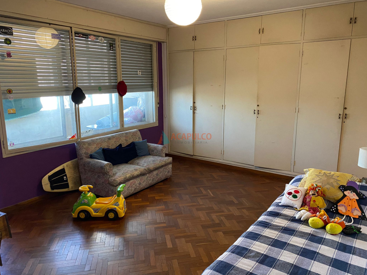 Apartamento Ref.711 - Venta apartamento 3 dormitorios en suites en el Centro, 200 mtrs con 2 garages