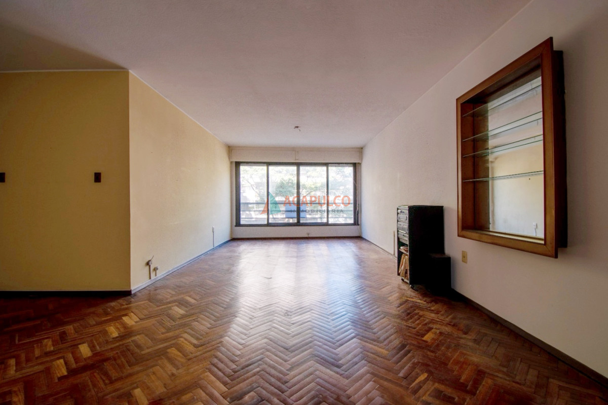 Apartamento Ref.1057 - Venta apartamento en Pocitos 4 dormitorios, 2 baños y garaje
