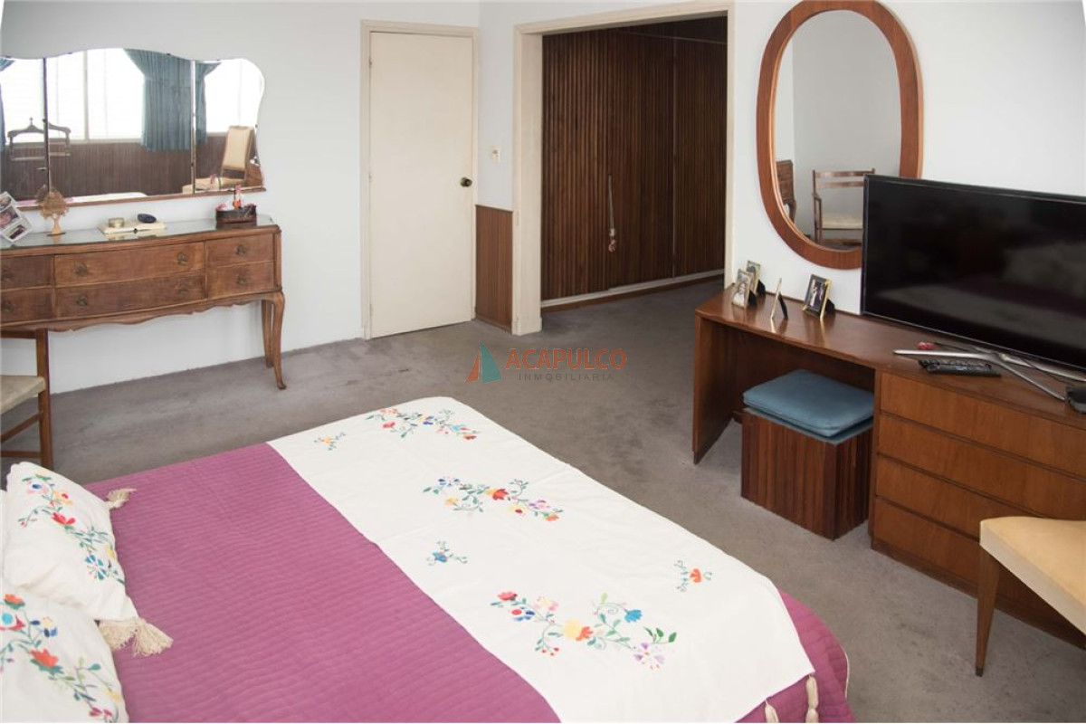 Apartamento Ref.711 - Venta apartamento 3 dormitorios en suites en el Centro, 200 mtrs con 2 garages