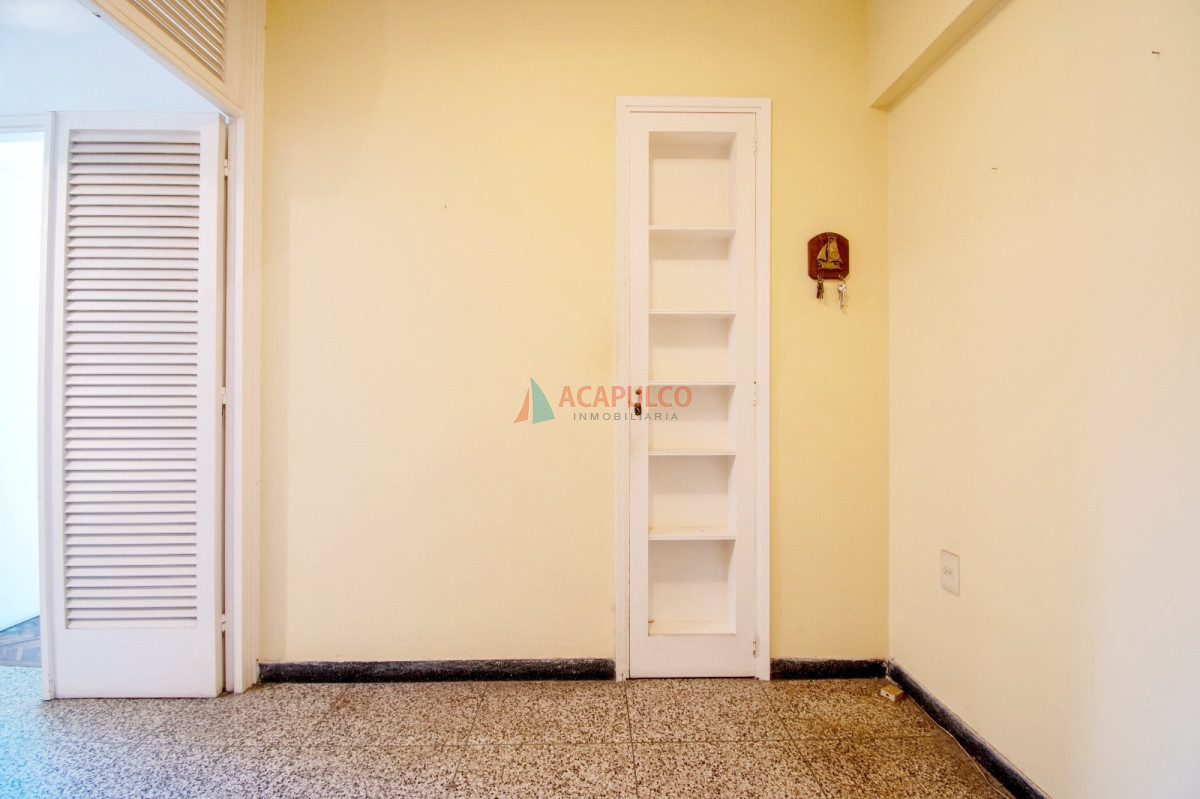 Apartamento Ref.1057 - Venta apartamento en Pocitos 4 dormitorios, 2 baños y garaje