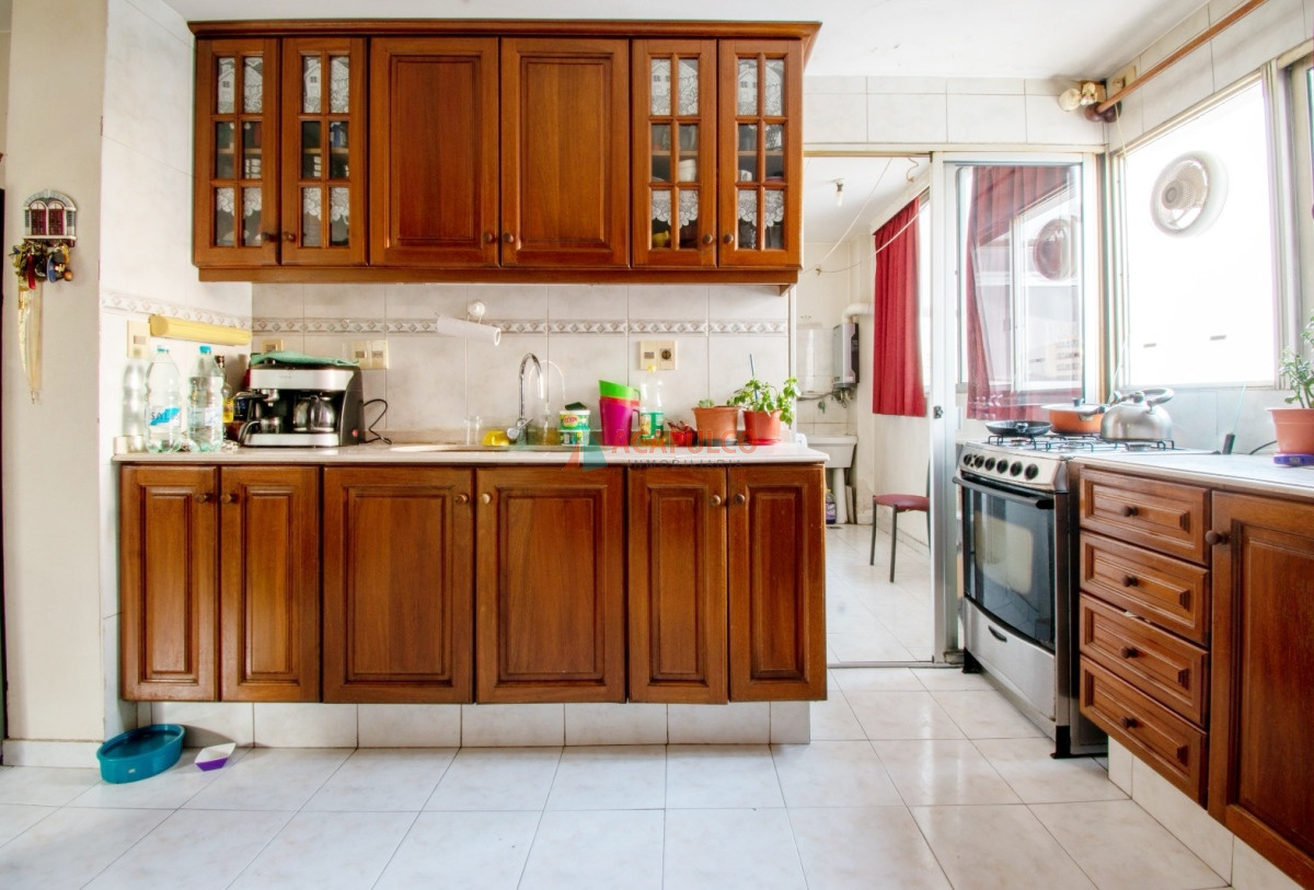 Apartamento Ref.1008 - Venta de apartamento 4 dormitorio 3 baños y garage en Pocitos