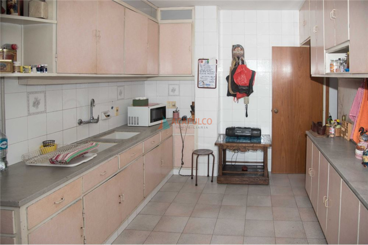 Apartamento Ref.711 - Venta apartamento 3 dormitorios en suites en el Centro, 200 mtrs con 2 garages