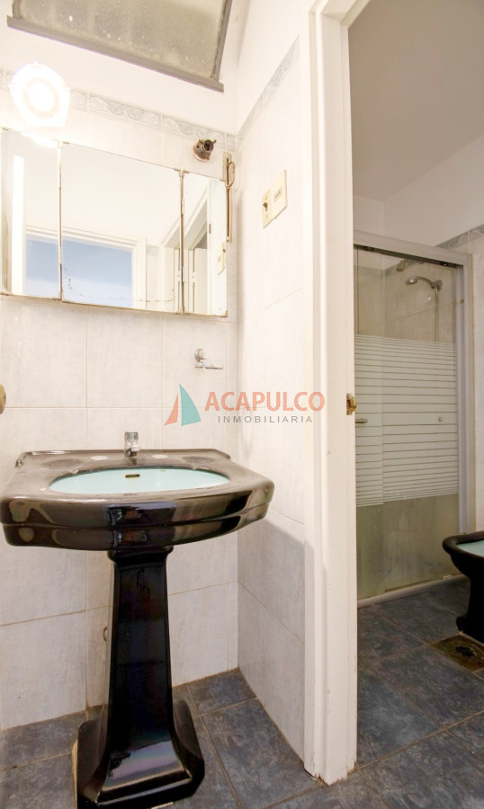 Apartamento Ref.1057 - Venta apartamento en Pocitos 4 dormitorios, 2 baños y garaje