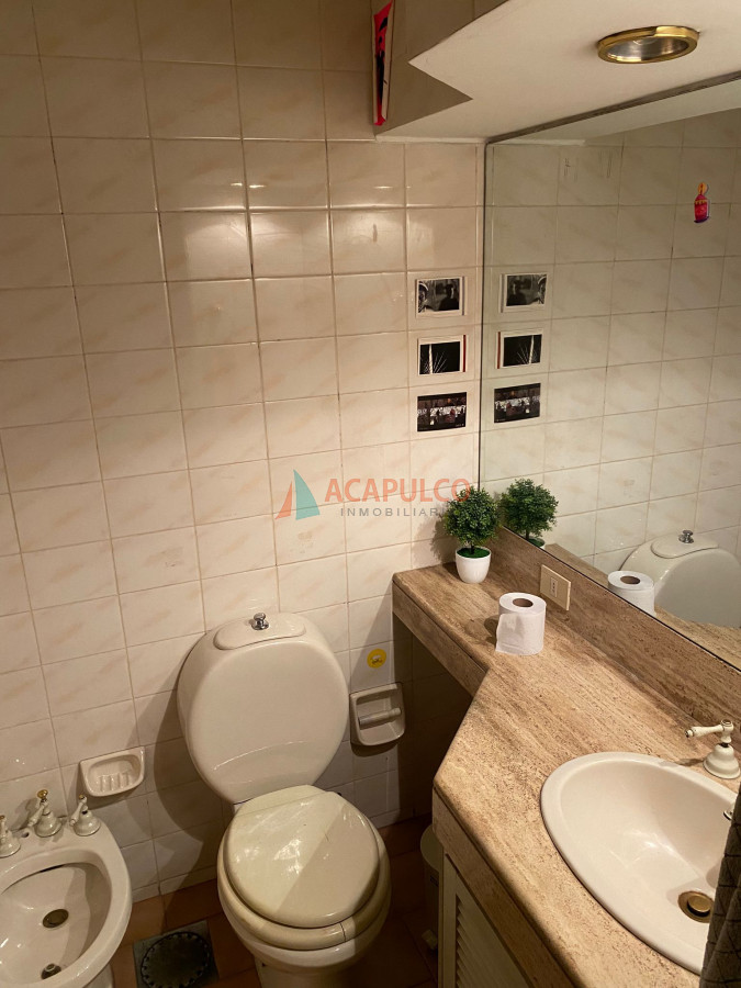 Apartamento Ref.711 - Venta apartamento 3 dormitorios en suites en el Centro, 200 mtrs con 2 garages