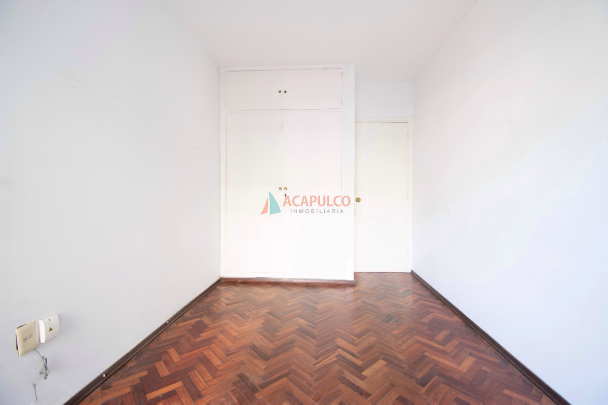 Apartamento Ref.1057 - Venta apartamento en Pocitos 4 dormitorios, 2 baños y garaje