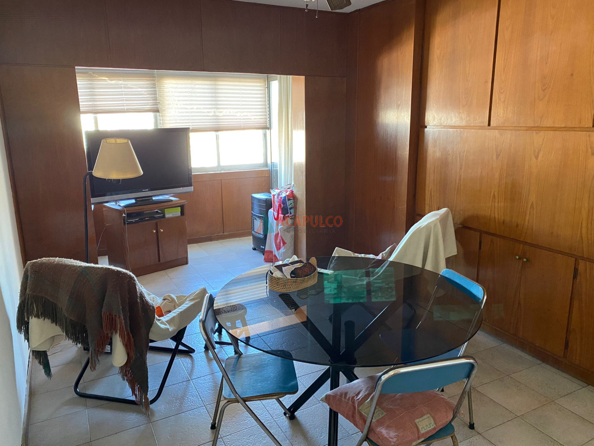 Apartamento Ref.711 - Venta apartamento 3 dormitorios en suites en el Centro, 200 mtrs con 2 garages