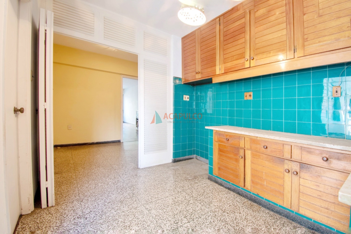 Apartamento Ref.1057 - Venta apartamento en Pocitos 4 dormitorios, 2 baños y garaje