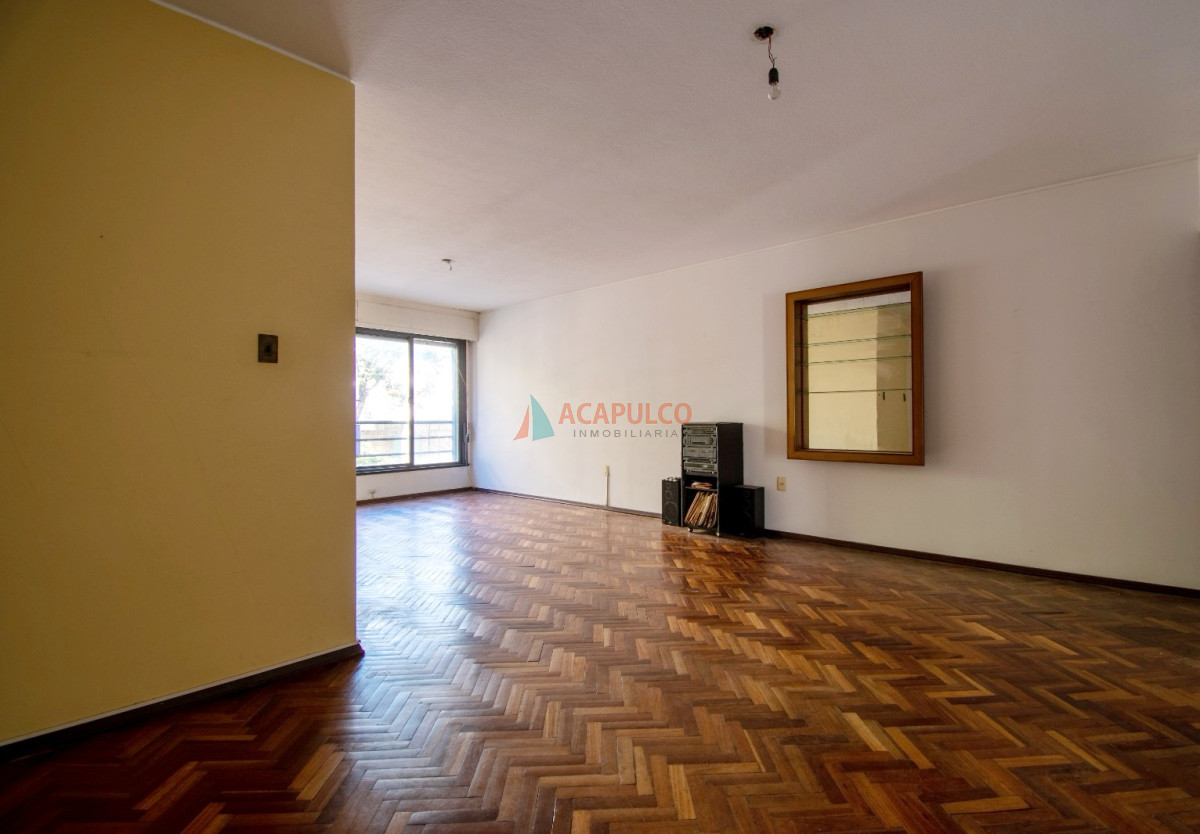 Apartamento Ref.1057 - Venta apartamento en Pocitos 4 dormitorios, 2 baños y garaje