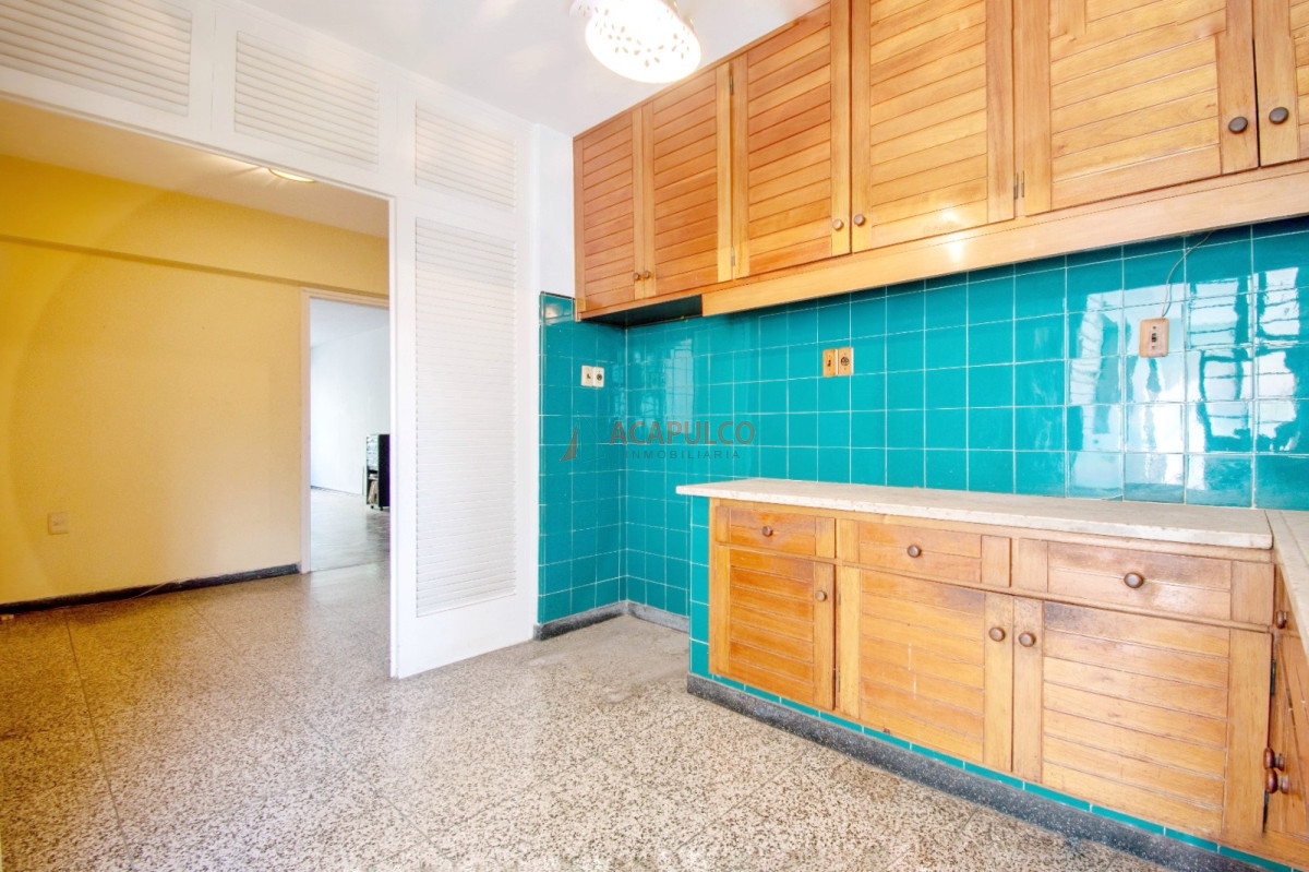 Apartamento Ref.1057 - Venta apartamento en Pocitos 4 dormitorios, 2 baños y garaje