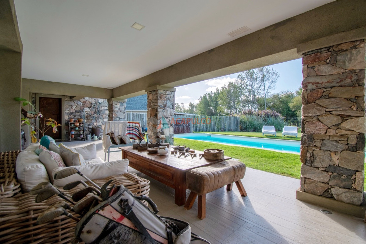 Casa Ref.190 - Venta Casa 4 dormitorios Barrio Privado