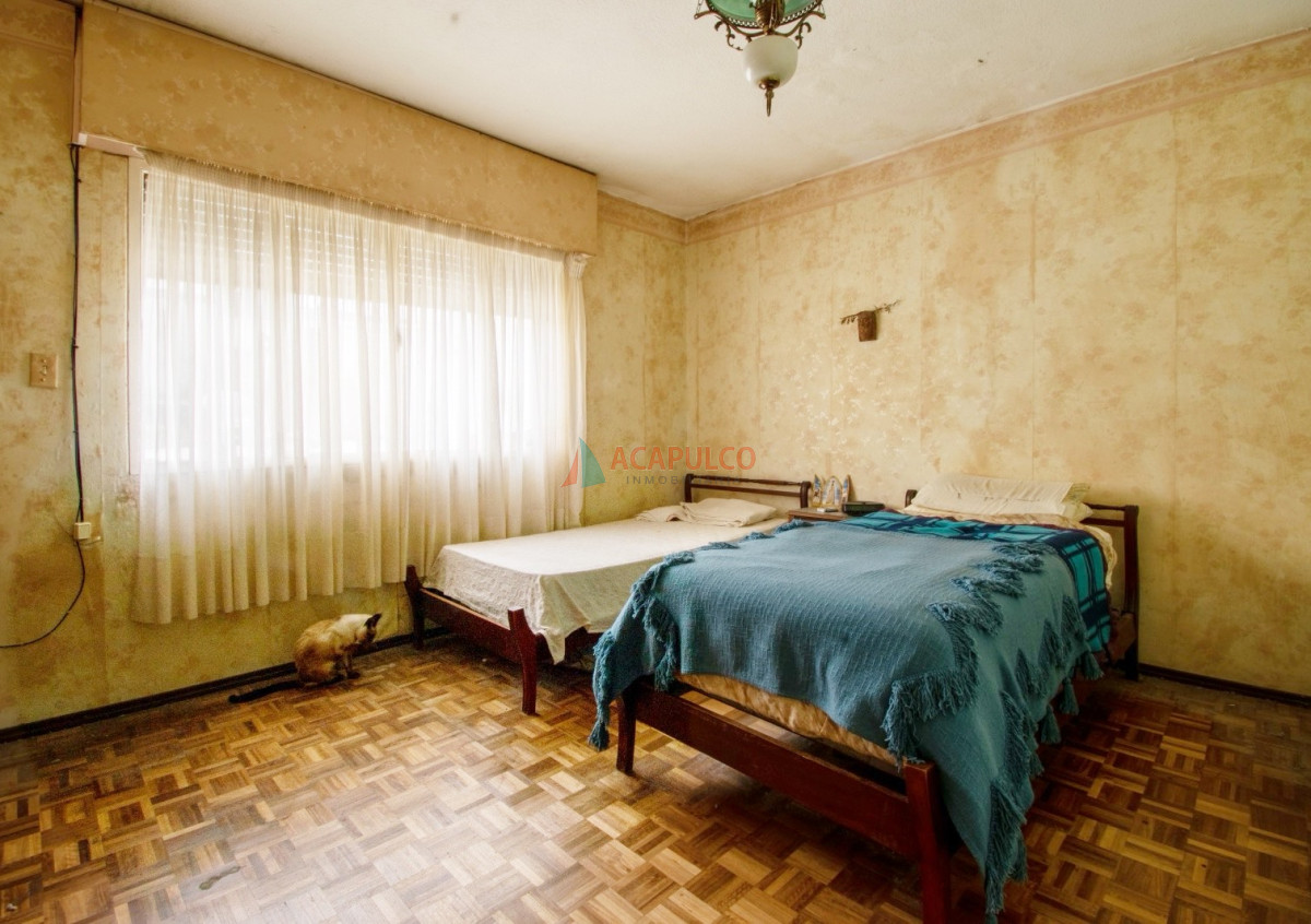 Casa Ref.1077 - Venta casa 4 dormitorios, 4 baños, fondo, 2 cocheras en Punta Carretas