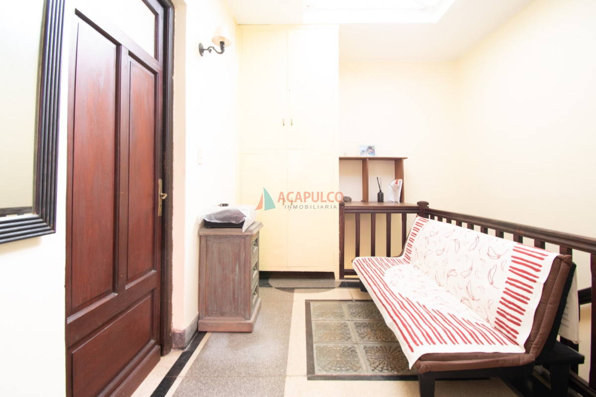 Casa Ref.1055 - Venta casa en Pocitos 3 dormitorios, garaje azotea con parrillero