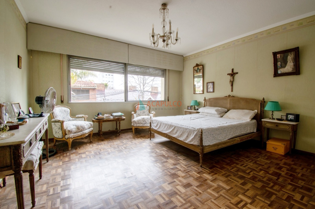 Casa Ref.1014 - Venta casa 3 dormitorios 4 baños, fondo en Pocitos, 2 cocheras 