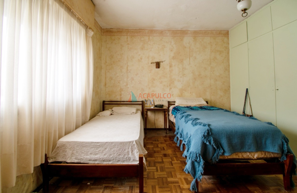 Casa Ref.1014 - Venta casa 3 dormitorios 4 baños, fondo en Pocitos, 2 cocheras 