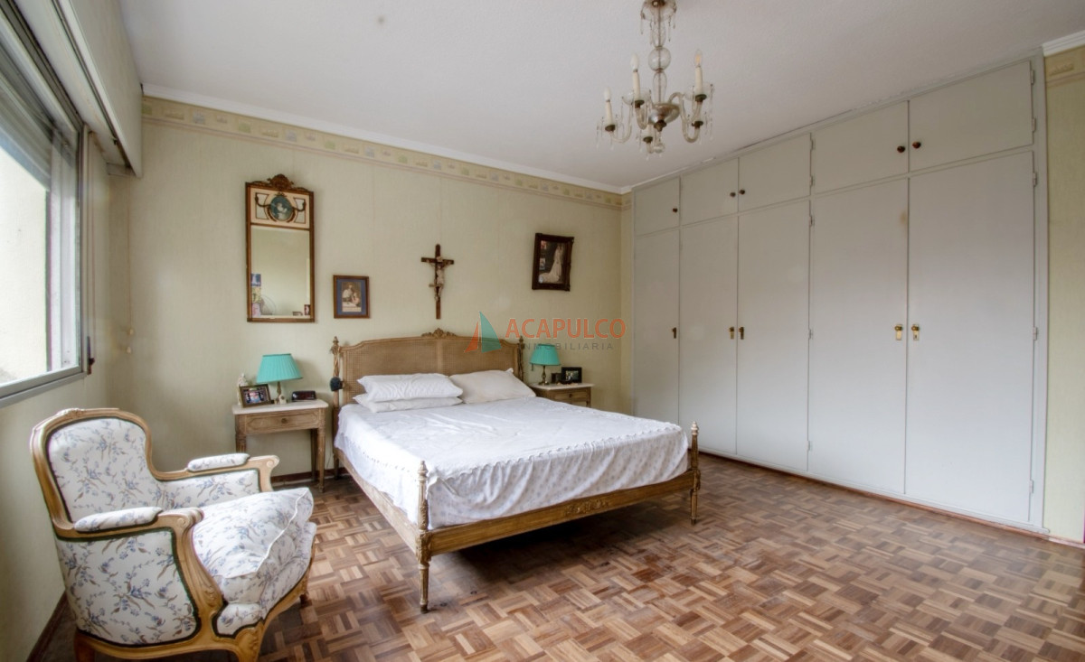 Casa Ref.1077 - Venta casa 4 dormitorios, 4 baños, fondo, 2 cocheras en Punta Carretas