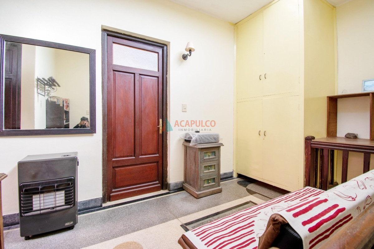 Casa Ref.1055 - Venta casa en Pocitos 3 dormitorios, garaje azotea con parrillero