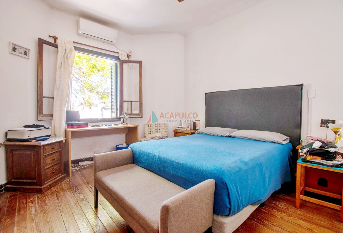 Casa Ref.1055 - Venta casa en Pocitos 3 dormitorios, garaje azotea con parrillero