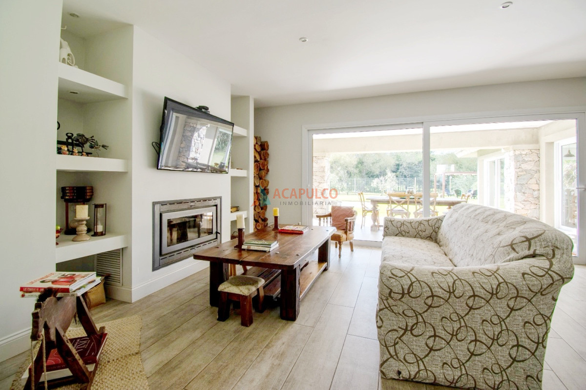 Casa Ref.190 - Venta Casa 4 dormitorios Barrio Privado