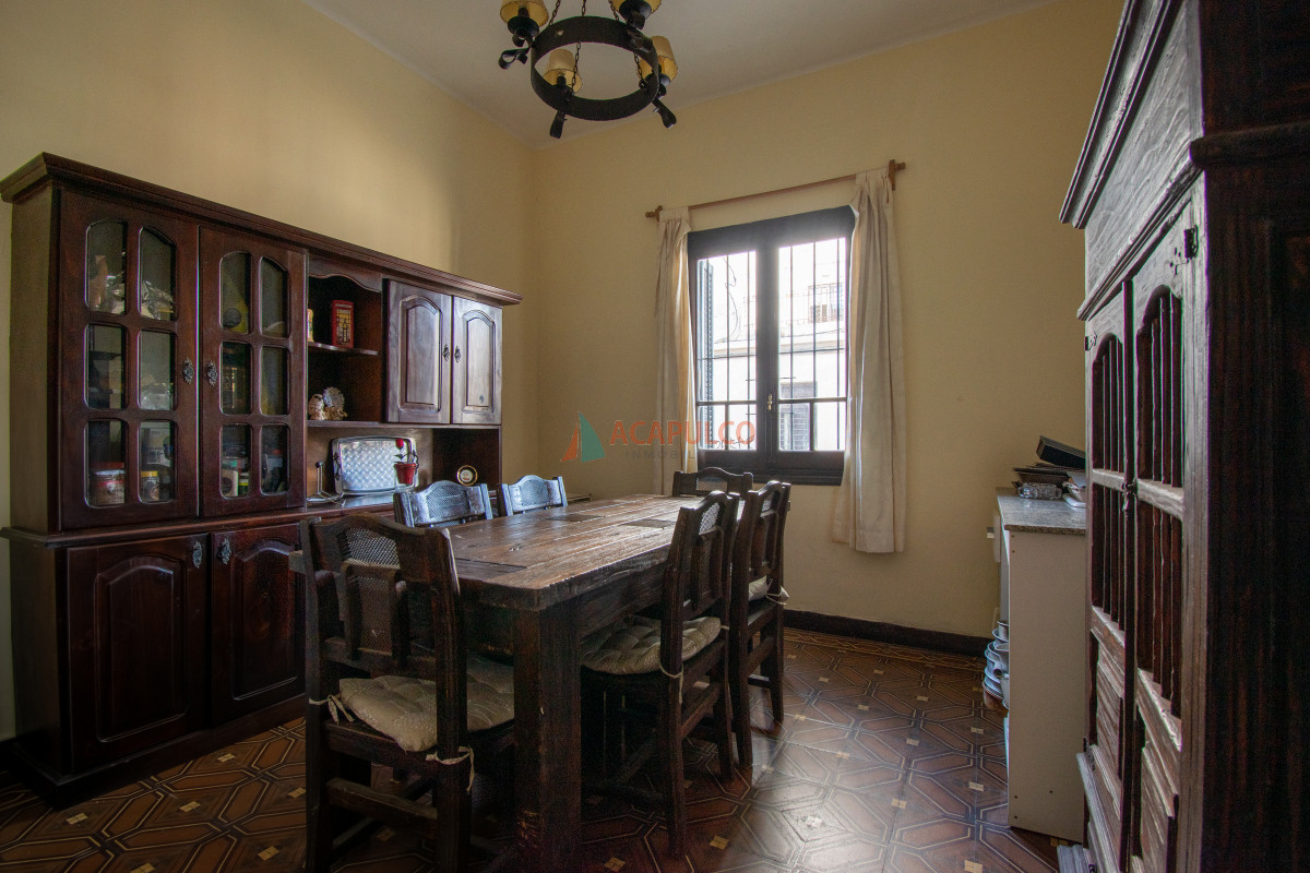 Casa Ref.1055 - Venta casa en Pocitos 3 dormitorios, garaje azotea con parrillero