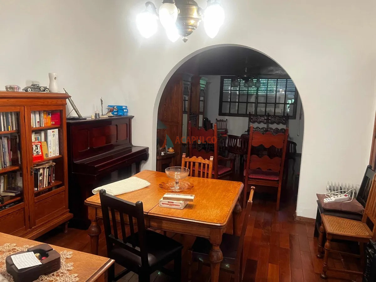 Casa Ref.1076 - Venta Casa 4 dormitorios 2 baños Pocitos