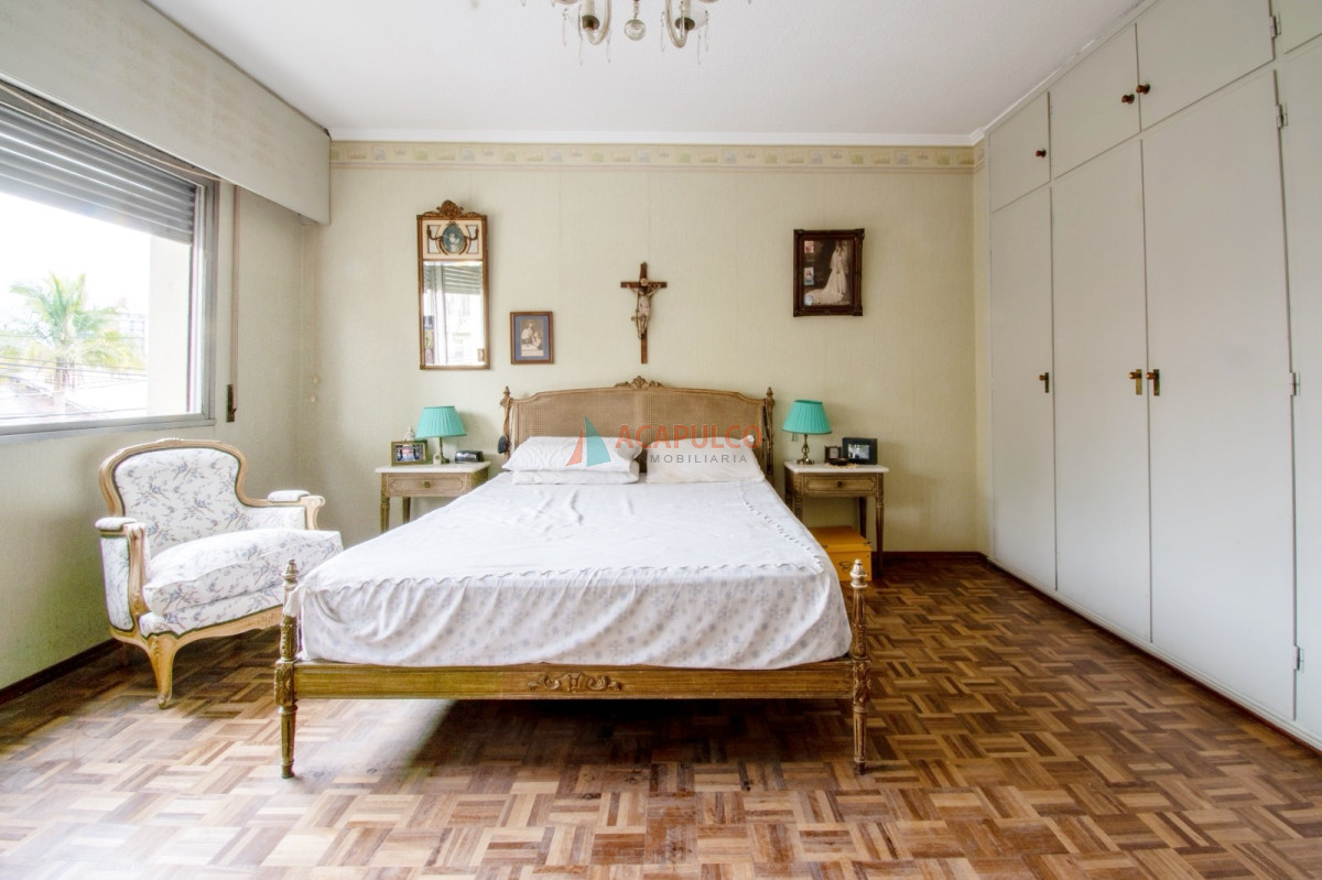Casa Ref.1077 - Venta casa 4 dormitorios, 4 baños, fondo, 2 cocheras en Punta Carretas