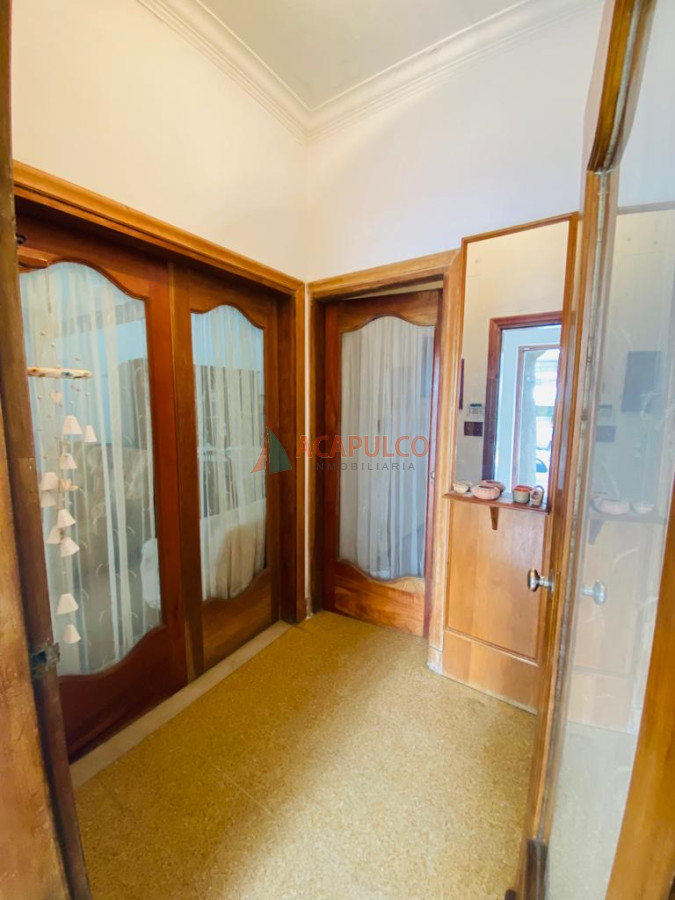 Casa Ref.888 - Venta Casa en Parque Villa Biarritz con garage. A reciclar.