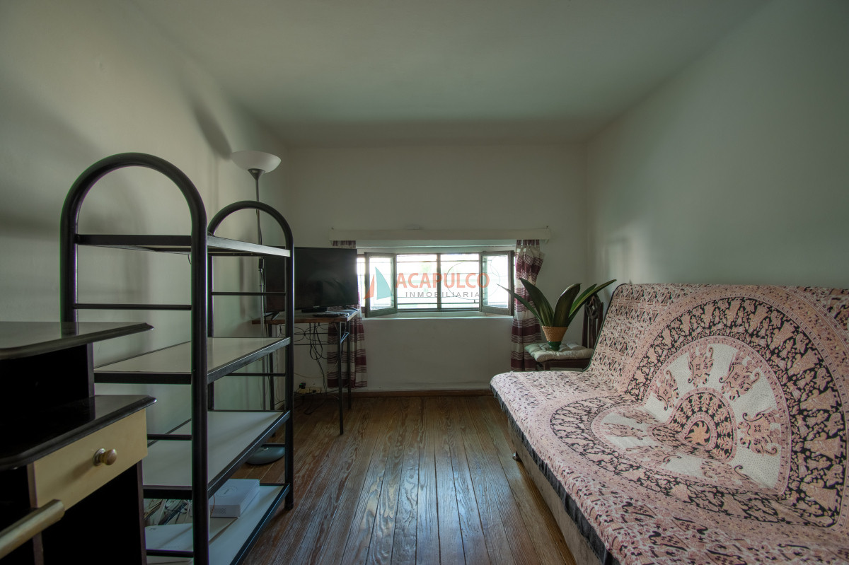 Casa Ref.1055 - Venta casa en Pocitos 3 dormitorios, garaje azotea con parrillero