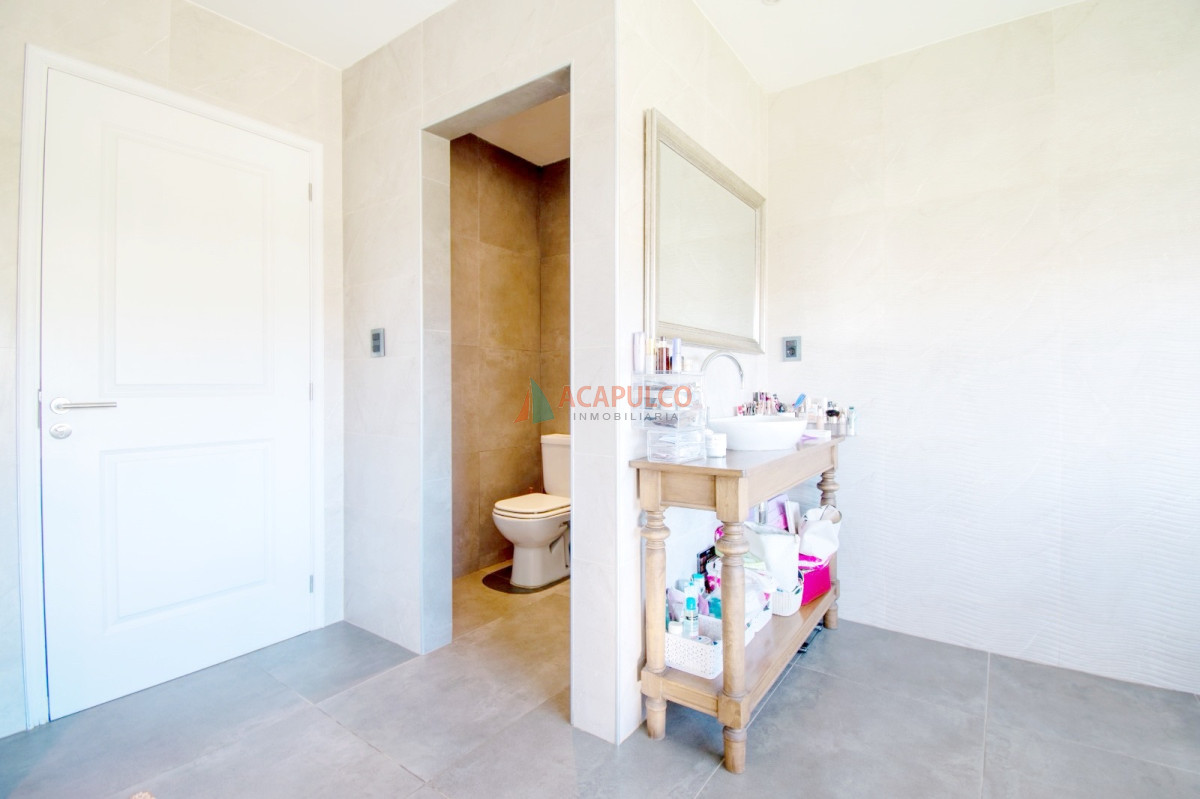 Casa Ref.190 - Venta Casa 4 dormitorios Barrio Privado