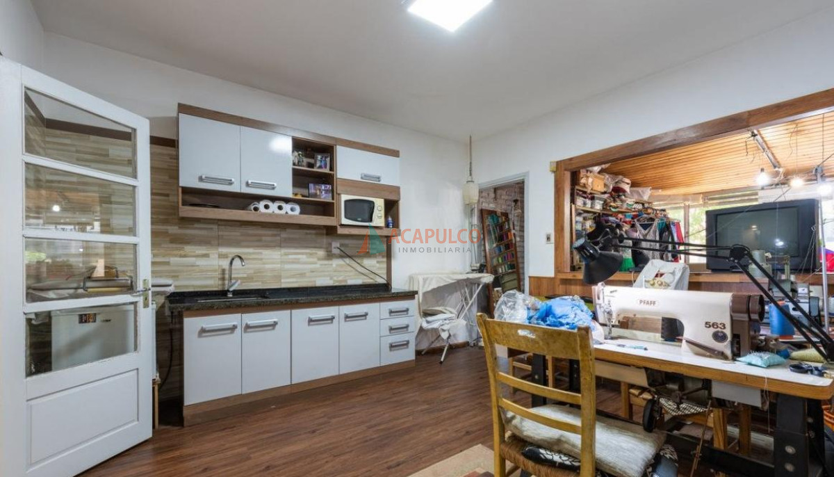 Casa Ref.985 - Venta casa en Pocitos, 3 dormitorios 2 baños excelente punto