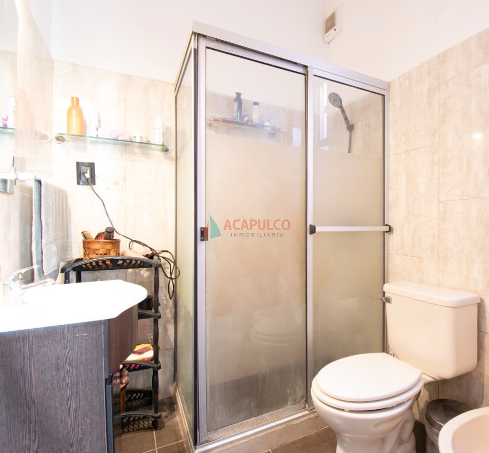 Casa Ref.1055 - Venta casa en Pocitos 3 dormitorios, garaje azotea con parrillero