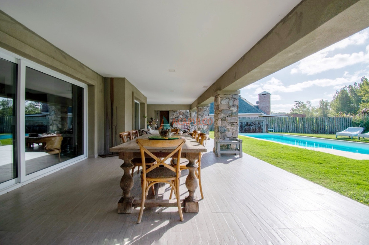 Casa Ref.190 - Venta Casa 4 dormitorios Barrio Privado