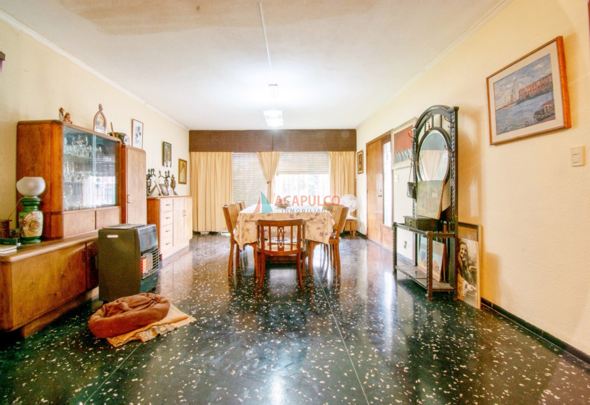 Casa Ref.1014 - Venta casa 3 dormitorios 4 baños, fondo en Pocitos, 2 cocheras 