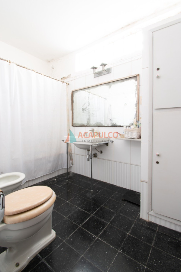 Casa Ref.1014 - Venta casa 3 dormitorios 4 baños, fondo en Pocitos, 2 cocheras 