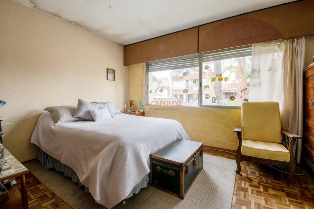Casa Ref.1014 - Venta casa 3 dormitorios 4 baños, fondo en Pocitos, 2 cocheras 