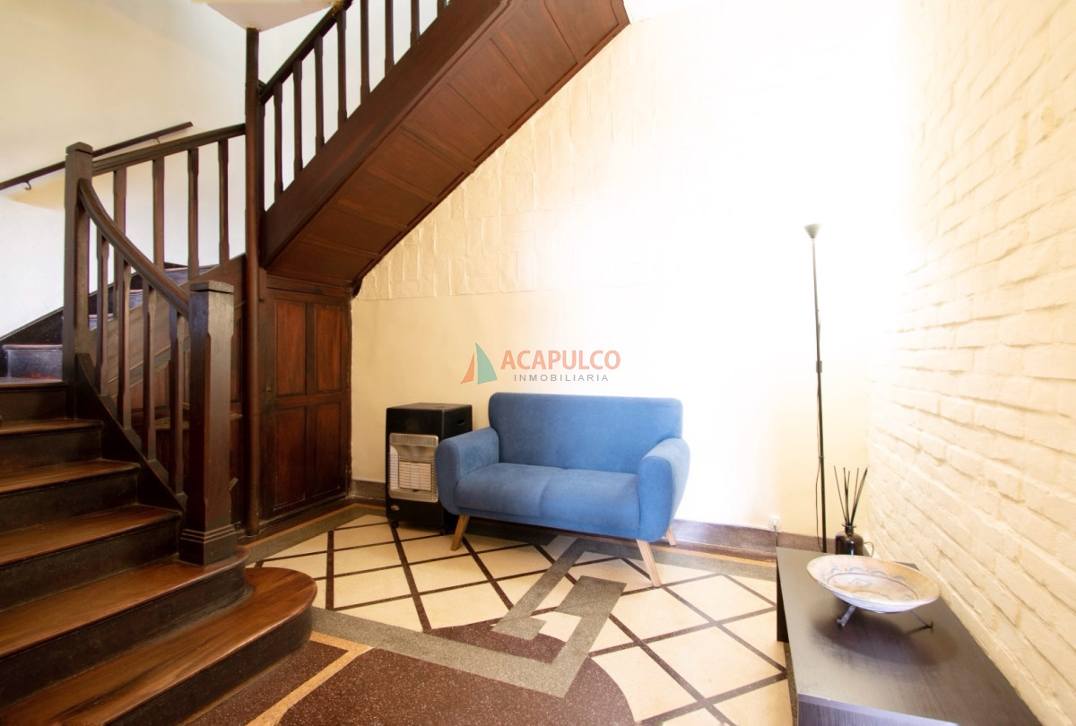 Casa Ref.1055 - Venta casa en Pocitos 3 dormitorios, garaje azotea con parrillero