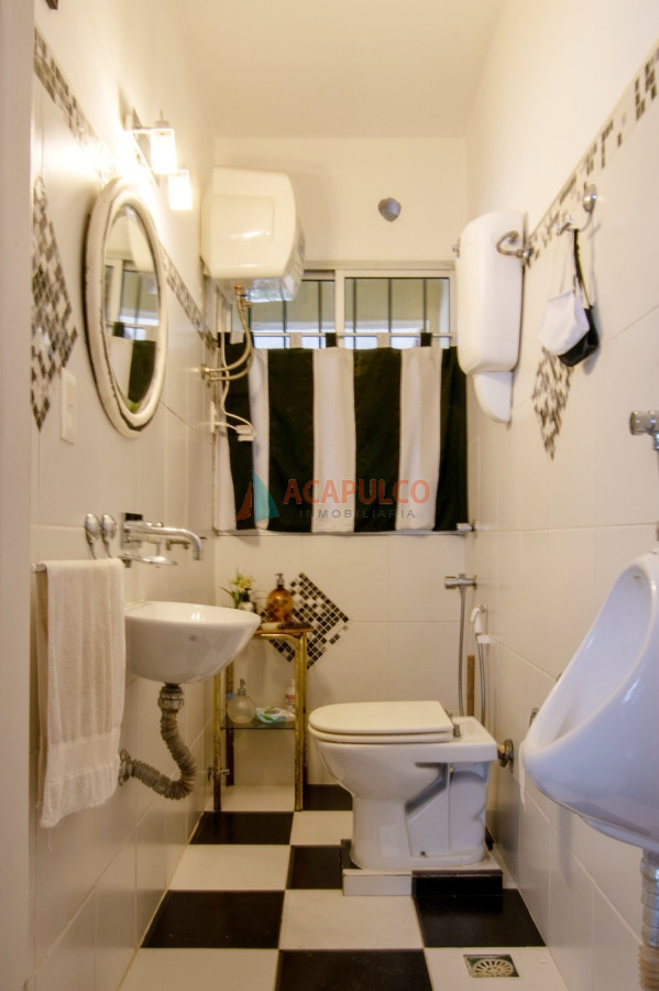 Casa Ref.1014 - Venta casa 3 dormitorios 4 baños, fondo en Pocitos, 2 cocheras 