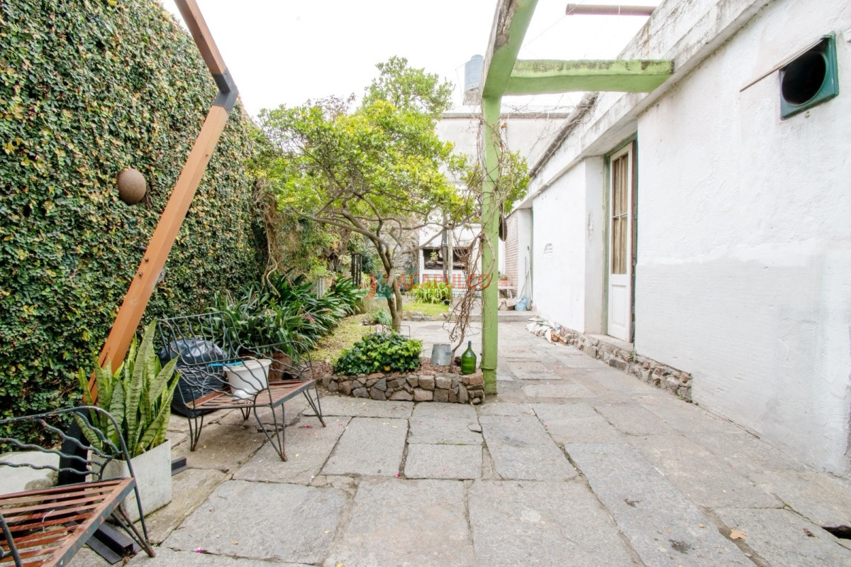 Casa Ref.1014 - Venta casa 3 dormitorios 4 baños, fondo en Pocitos, 2 cocheras 