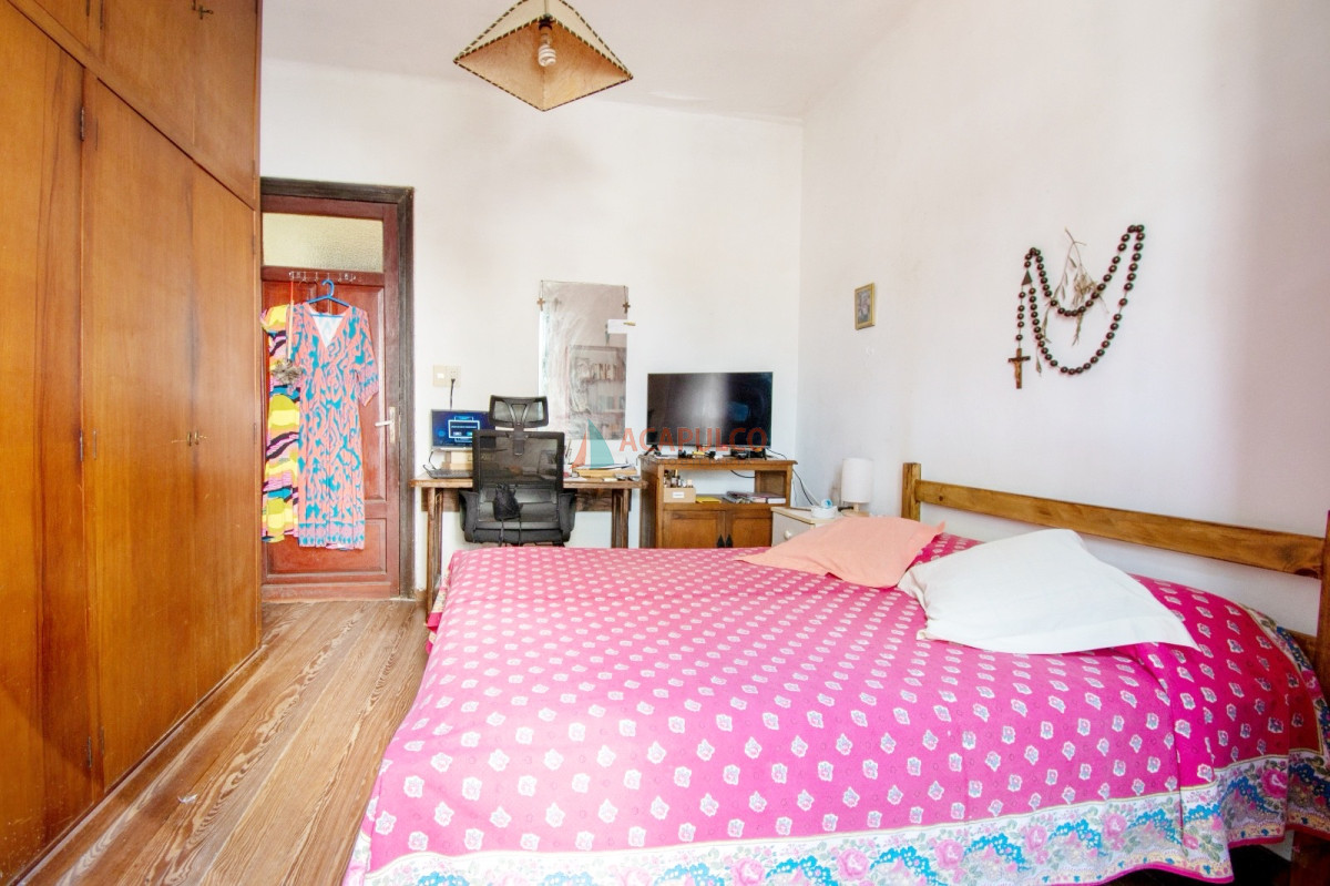 Casa Ref.1055 - Venta casa en Pocitos 3 dormitorios, garaje azotea con parrillero