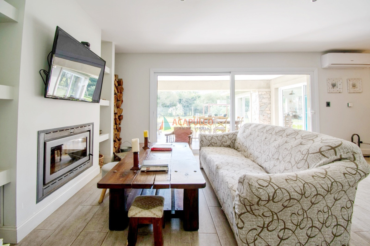Casa Ref.190 - Venta Casa 4 dormitorios Barrio Privado