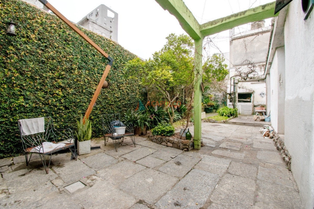 Casa Ref.1014 - Venta casa 3 dormitorios 4 baños, fondo en Pocitos, 2 cocheras 