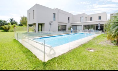 Venta Casa Barrio Privado  4 dormitorios + Servicio
